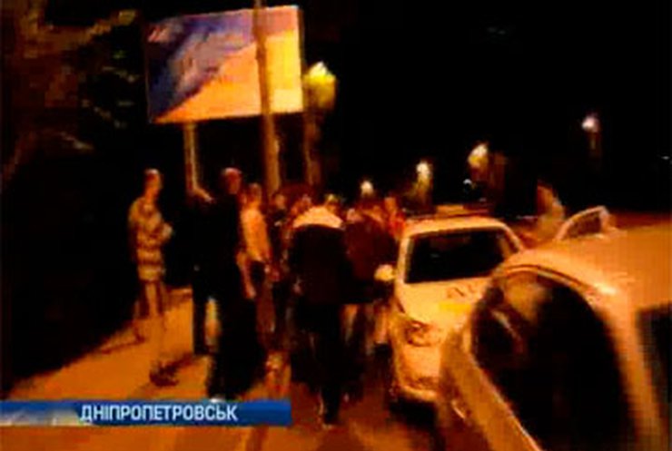 Активисты два часа блокировали автомобиль ГАИ в Днепропетровске