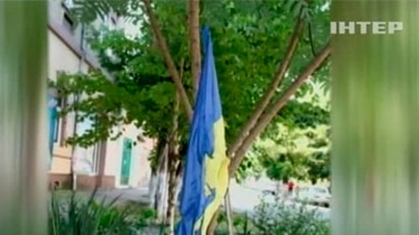 В Берегово пьяные подростки надругались над украинским флагом