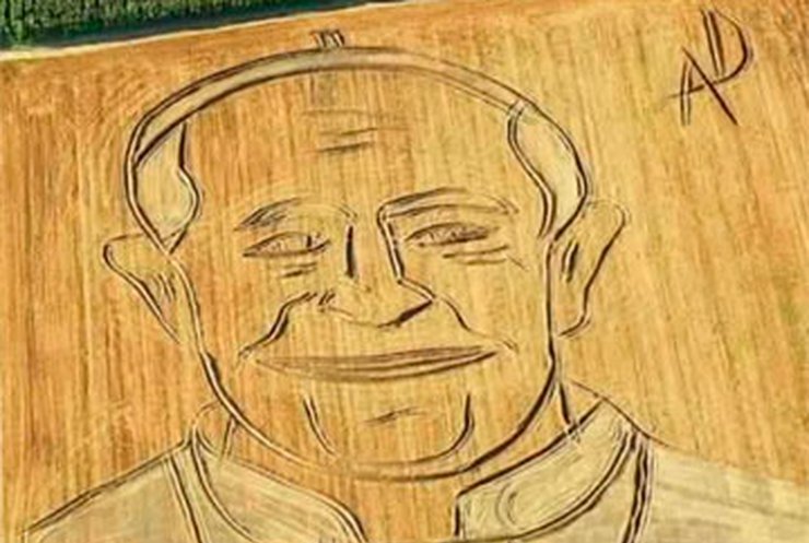 Итальянец создал портрет папы римского на поле