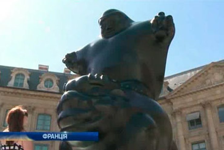 На улицах Парижа появились гигантские скульптуры детей