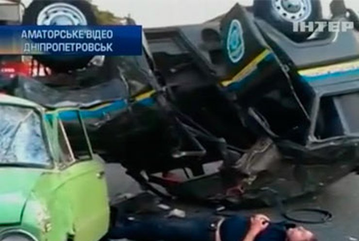 В Днепропетровске милицейский УАЗ спровоцировал аварию с 4 авто