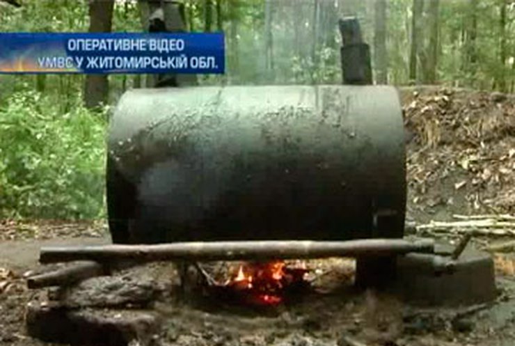 Жители села на Житомирщине варили самогон в лесу