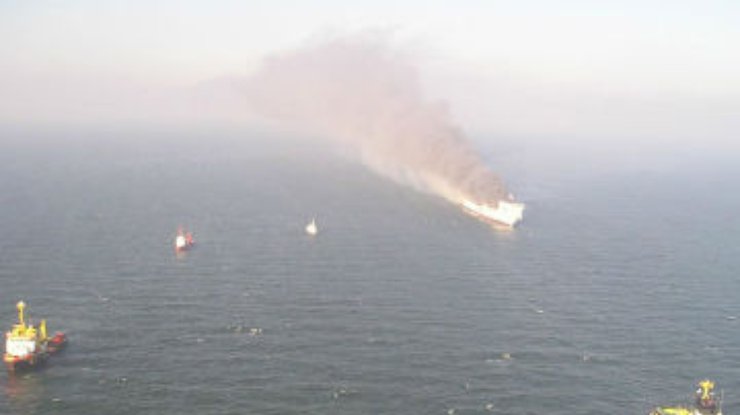 В Средиземном море контрабандисты сожгли свое судно с 30-ю тоннами марихуаны