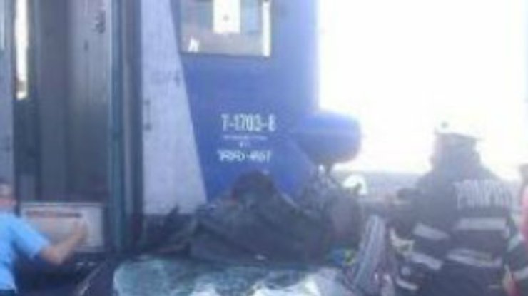 В Румынии поезд протаранил и тянул полкилометра автобус, погибли пассажиры