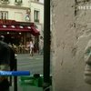 Парижский художник украшает стены домов масками собственного лица