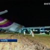 В аэропорту Бангкока самолет выкатился за пределы посадочной полосы: 14 раненых