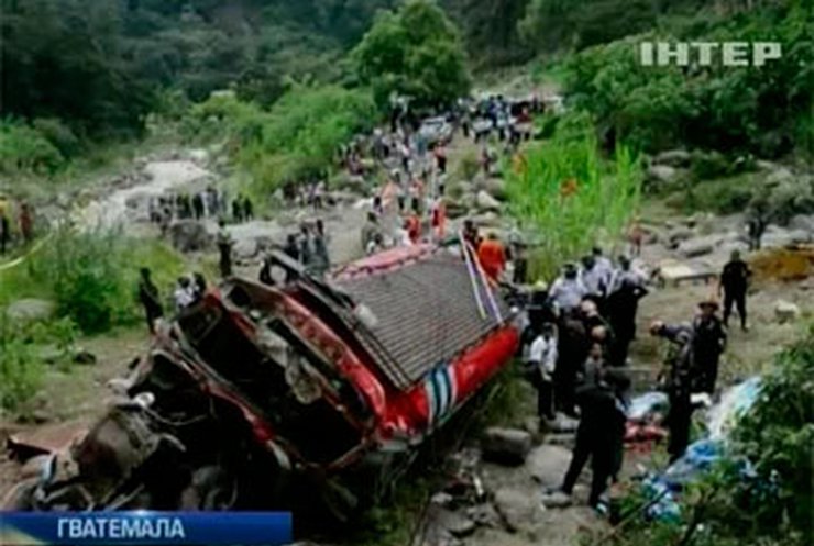 В Гватемале автобус снесло в ущелье: 43 человека погибло