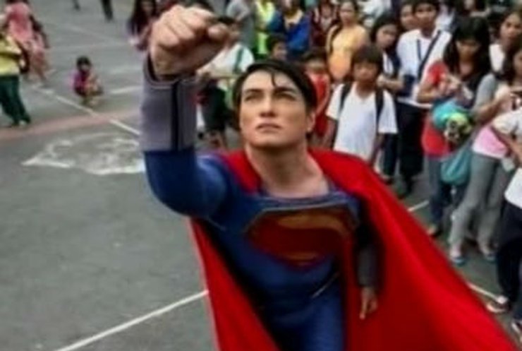 Филиппинец стал Суперменом при помощи хирургов