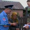 Ривненские милиционеры подарили одиноким пенсионерам мобильные телефоны