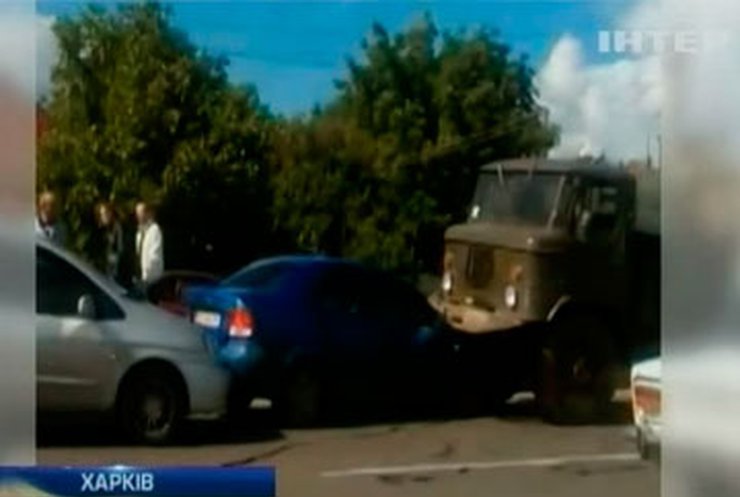 В Харькове грузовик из-за отказа тормозов смял пять автомобилей