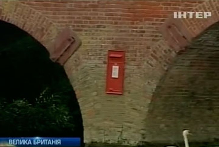 В Великобритании установили почтовый ящик посреди реки