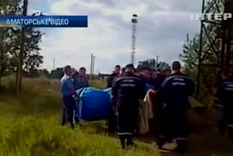 На Буковине милиционер спас пьяную женщину, которая залезла на электроопору