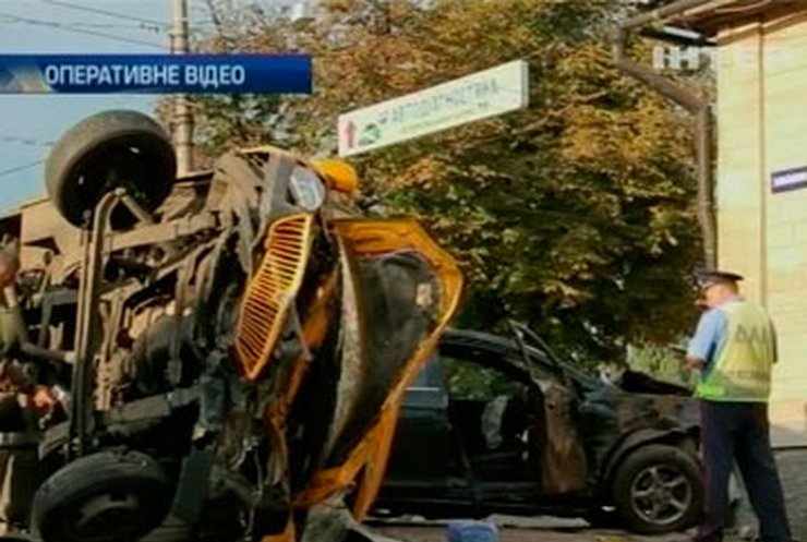 В Сумах столкнулись маршрутка и автомобиль: Двое погибших, 15 раненых