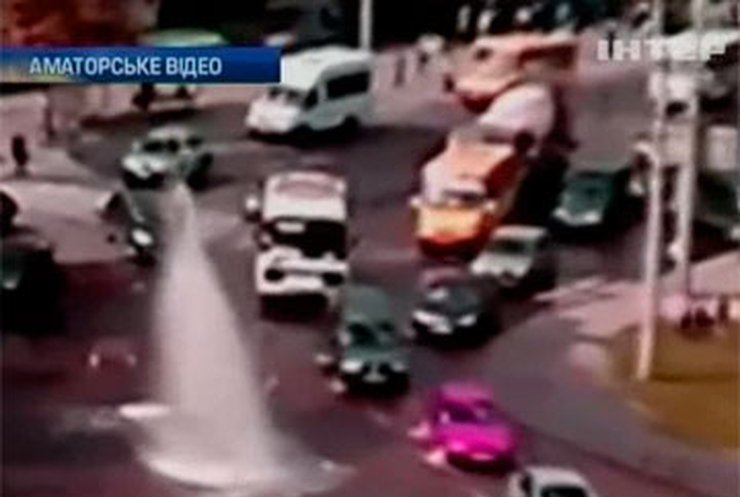 В Кировограде прямо на дороге забил 25-метровый фонтан