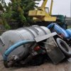 Грузовик провалился в яму на дороге в Кировограде