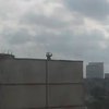 В Сети опубликовали видео стрельбы пенсионера по автостоянке в Харькове