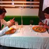 Компания подростков устроила в "Макдоналдсе" званый ужин