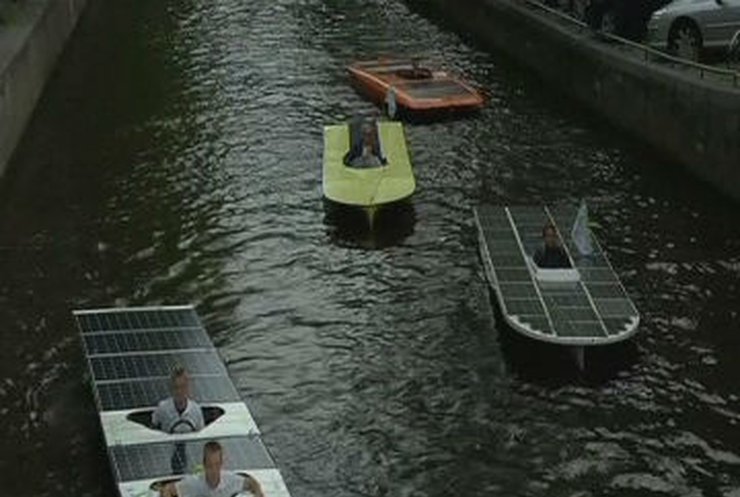 Парад "солнечных" лодок прошел в Амстердаме