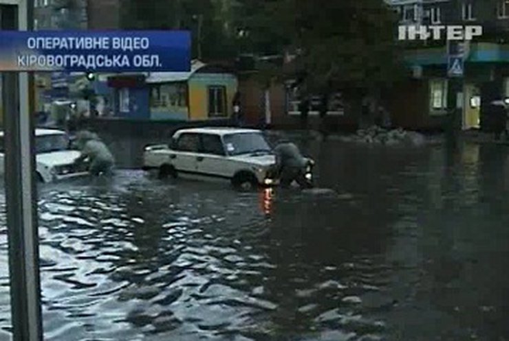 В Кировограде сильный ливень парализовал движение транспорта