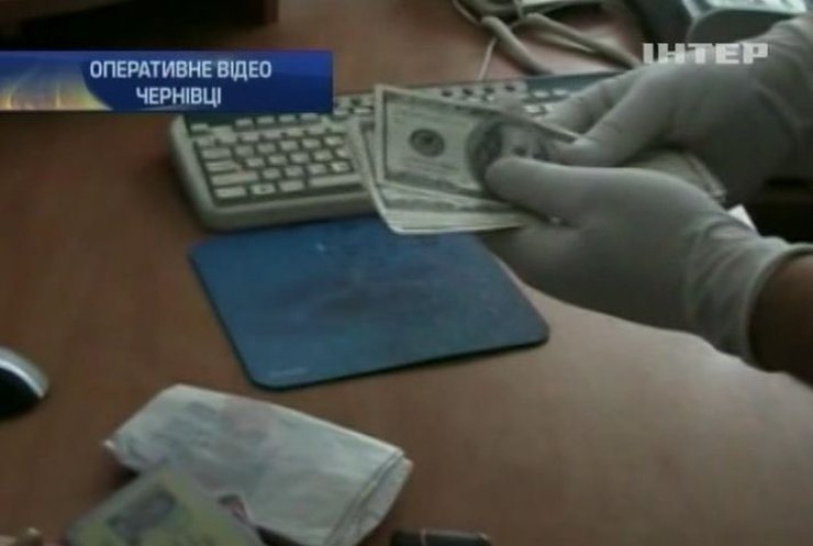 На взятке поймали сразу пятерых буковинских чиновников