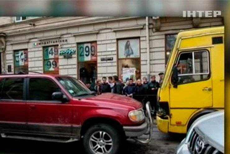 Во Львове из-за смерти водителя за рулем джип въехал в маршрутку