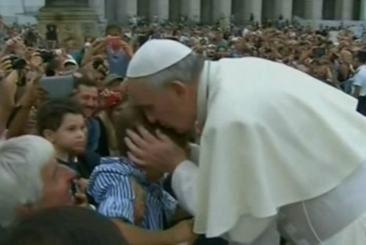 Папа римский призвал быть милосерднее к геям