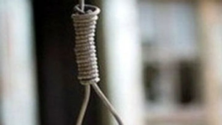В Запорожье пенсионерка повесилась прямо на улице