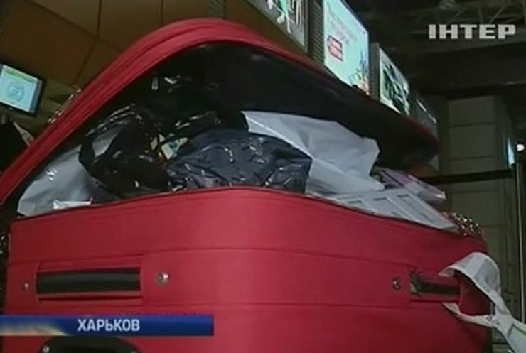 Пассажиры харьковского аэропорта получили выпотрошенный багаж