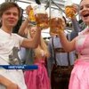 Тысячи туристов со всего мира съехались на Октоберфест