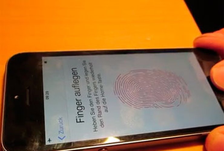 Хакерам удалось обмануть сканер отпечатков пальцев в новом iPhone