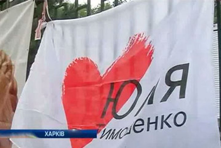 Сторонники Тимошенко собираются возле больницы "Укрзалізниці"