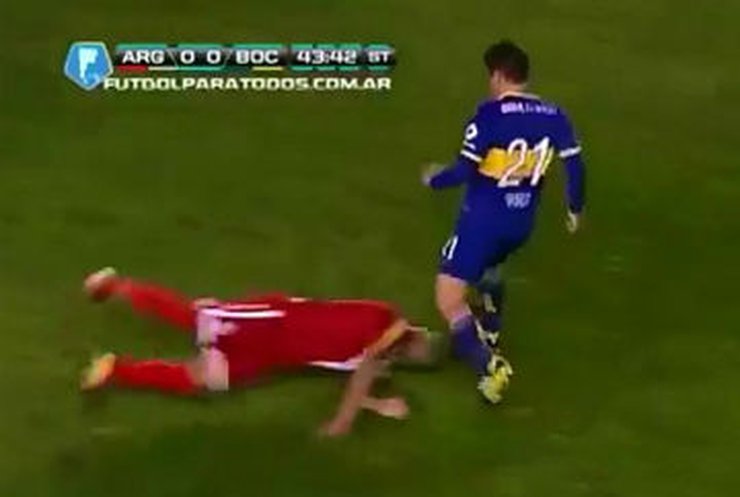 Аргентинский футболист бросился в подкат... вперед головой