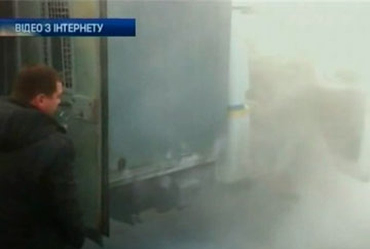 В Киеве по дороге в суд загорелся автомобиль с заключенными