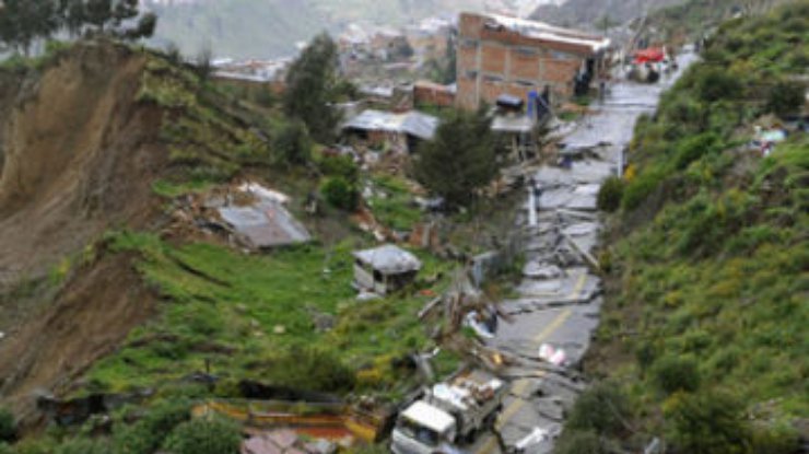 Оползень в Боливии смыл в реку автобус и автомобиль: Более 13 погибших