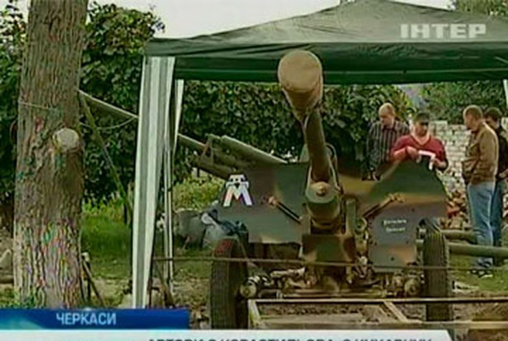 В Черкассах автослесарь реставрирует пушки времен Второй Мировой