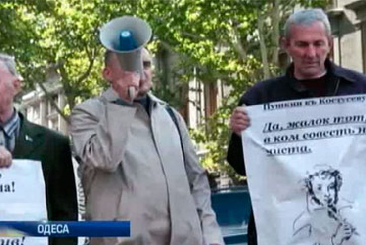 Одесситы выступили против памятного знака Пушкину под ногами прохожих
