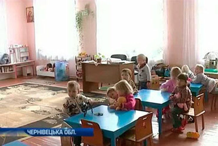 Огромная змея держит в страхе детский сад на Буковине