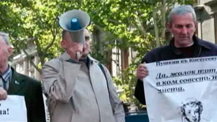 Одесситы выступили против памятного знака Пушкину под ногами прохожих