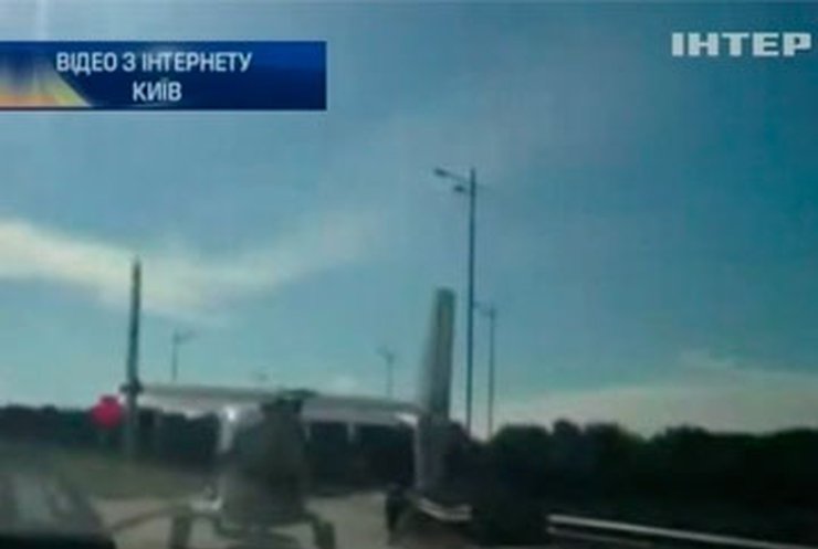 В Киеве произошло ДТП из-за музейного самолета