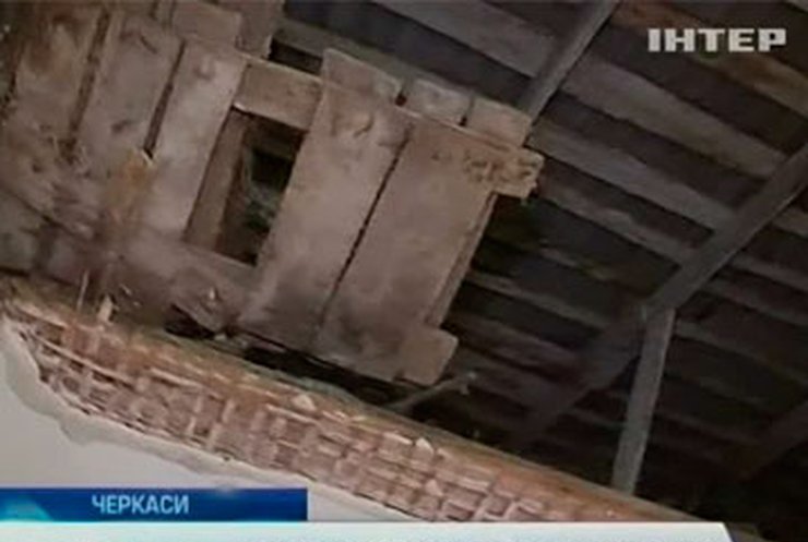 В одном из черкасских общежитий женщине приходится жить в комнате без крыши