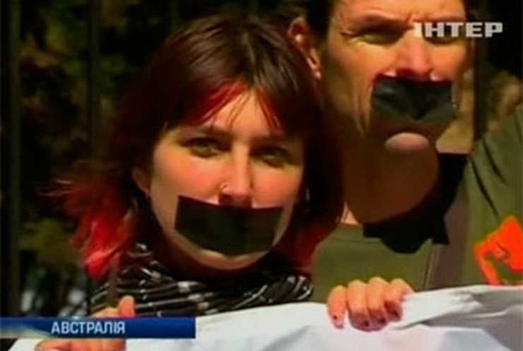 Австралийские активисты устроили акцию поддержки членов "Гринписа", задержанных в РФ