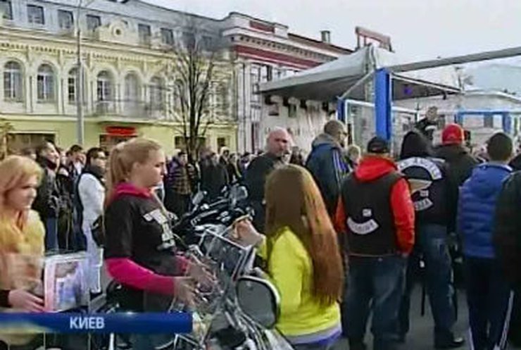 В Киеве провели концерт и бои, ради денег на операцию ребенку
