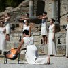На церемонии зажжения Олимпийского огня четыре зрителя потеряли сознание