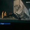 В Калифорнии самолет во время посадки врезался в ангар