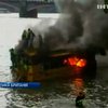 В Лондоне во время прогулки по Темзе загорелось судно
