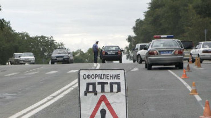 В Харькове автомобиль разлетелся на две части от удара об дерево