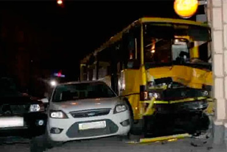 Во Львове в ДТП погибла девушка, еще семь человек ранены