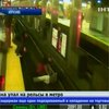 В метро Бостона мужчина упал на рельсы