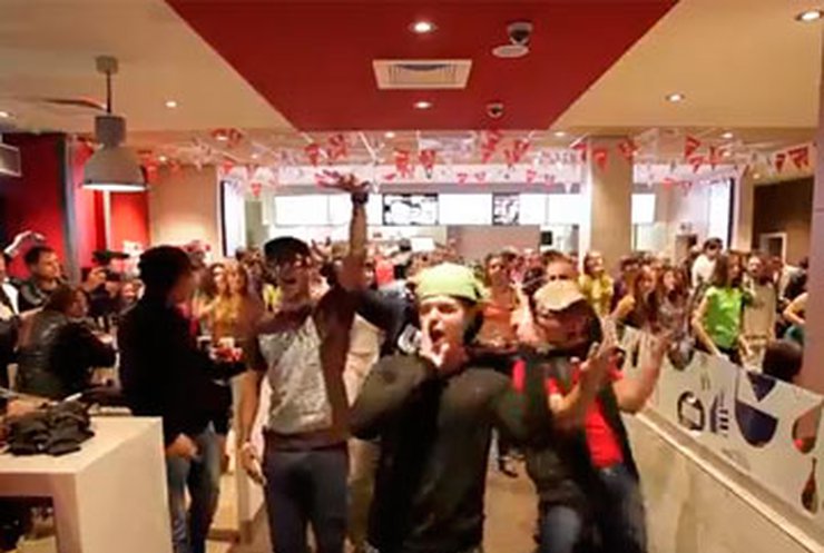 В Киеве на Южном Вокзале во время открытия KFC с наибольшим KFC Драйв в мире состоялся массовый флешмоб