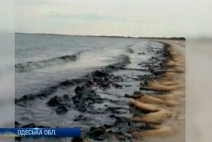 На пляж в Одесской области из моря выбросило неизвестные черные массы
